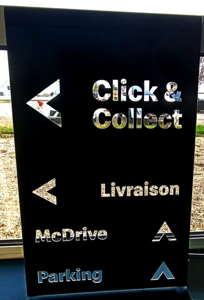 enseignes de magasins et restaurants