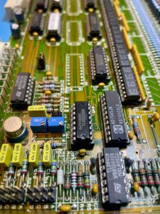 GAUSSCOPE : une innovation développée par E-NERGIE Pour aller plus loin dans la maintenance prédictive, E-NERGIE a conçu et développé GAUSSCOPE, une sonde portable couplée à un logiciel de visualisation permettant d'analyser le courant électrique sans intervenir sur le câblage.​ En comparant la signature du courant à des références, GAUSSCOPE aide les équipes de maintenance à détecter rapidement les anomalies, à anticiper les pannes et à réduire les temps d'arrêt de production, en curatif comme en prédictif.​