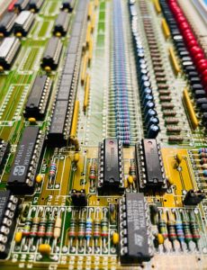 GAUSSCOPE : une innovation développée par E-NERGIE Pour aller plus loin dans la maintenance prédictive, E-NERGIE a conçu et développé GAUSSCOPE, une sonde portable couplée à un logiciel de visualisation permettant d'analyser le courant électrique sans intervenir sur le câblage.​ En comparant la signature du courant à des références, GAUSSCOPE aide les équipes de maintenance à détecter rapidement les anomalies, à anticiper les pannes et à réduire les temps d'arrêt de production, en curatif comme en prédictif.​