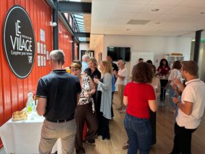 Dirigeants échangeant lors d'une visite d'entreprise du GIR